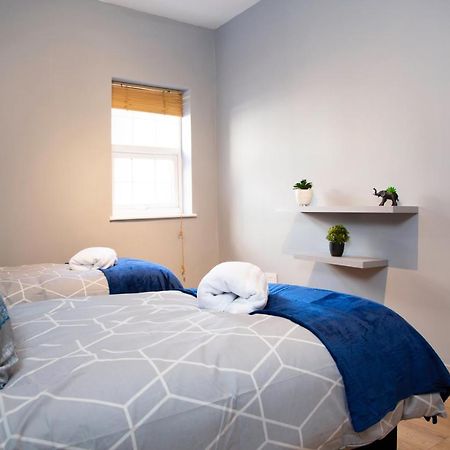 City Centre 2 Bed Flat Sleeps 3 For Work And Leisure With Free Wifi By Amazing Spaces Relocations Ltd ワーリントン エクステリア 写真