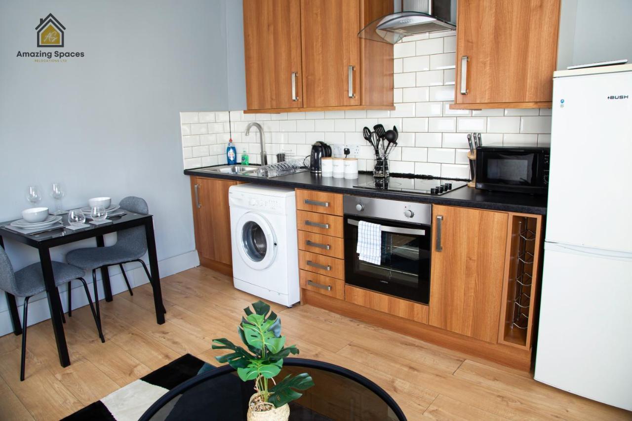 City Centre 2 Bed Flat Sleeps 3 For Work And Leisure With Free Wifi By Amazing Spaces Relocations Ltd ワーリントン エクステリア 写真